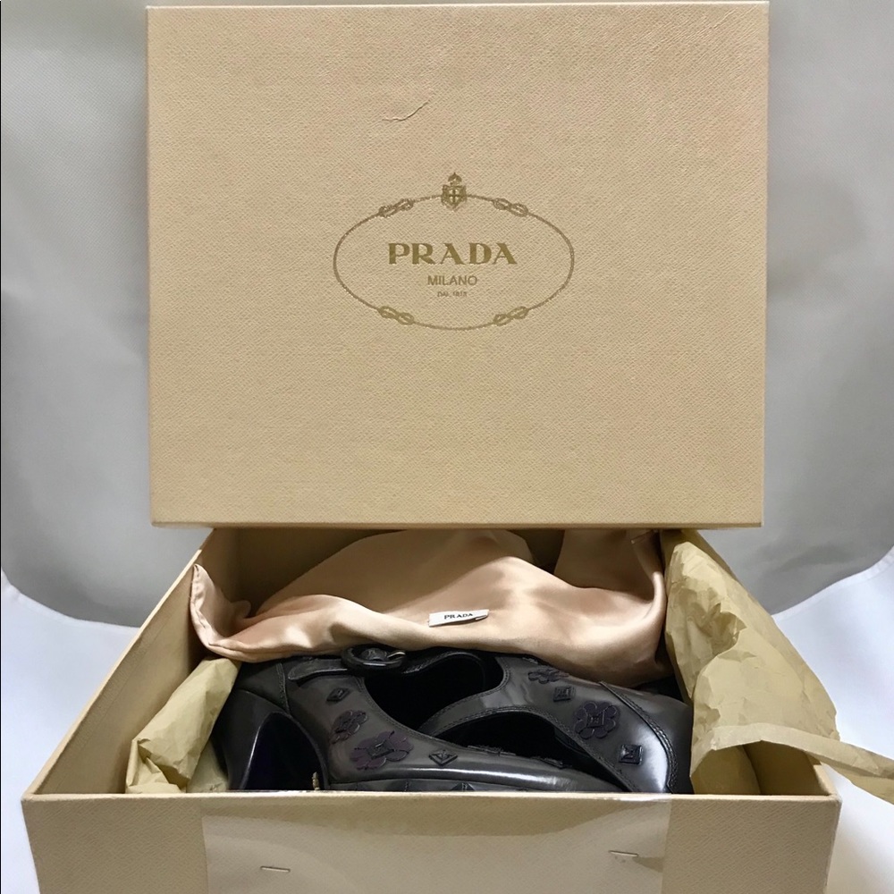 Brand New! Prada Fumo Gray leather designer pumps